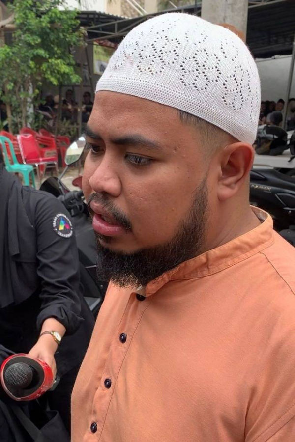 Rigen di rumah duka Priya Prayogha Pratama alias Babe Cabita di Cirendeu, Ciputat, Tangerang Selatan, Selasa (9/42024). Foto: Vincentius Mario/kumparan