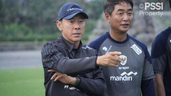 Pelatih Timnas Indonesia, Shin Tae-yong saat memberikan pengarahan di pemusatan latihan di Bali jelang Piala AFF 2024