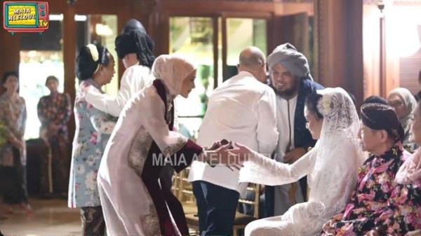 Momen Mulan Jameela salaman dengan Maia Estianty.