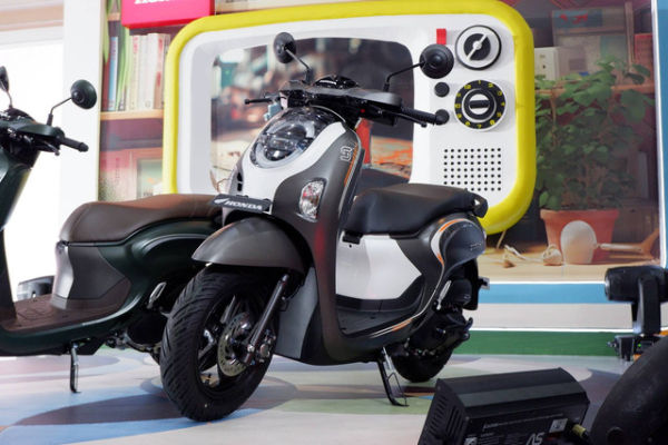 Motor skutik Honda Scoopy generasi ke-6 di Indonesia. Foto: Sena Pratama/kumparan