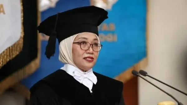 Dosen Antropologi FIB UGM Prof. Dr. Atik Triratnawati saat pengukuhan Guru Besar dalam Bidang Antropologi Kesehatan di Balai Senat UGM, Selasa (10/6/2025).