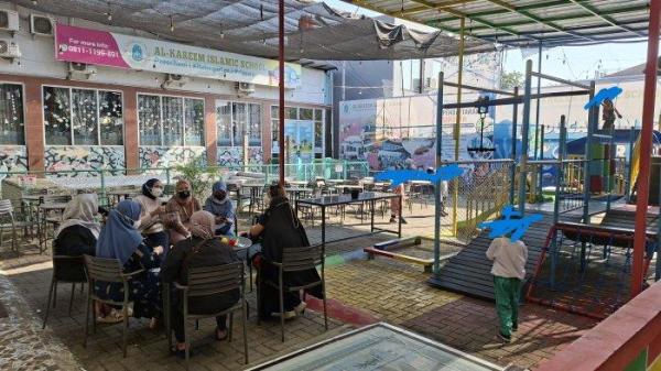 Momen saat orang tua murid datang ke sekolah swasta mewah di Jalan Baru Perjuangan RT 04/RW 11 Marga Mulya, Kecamatan Bekasi Utara, Kota Bekasi, Senin (16/6/2025). Ortu siswa kecewa karena sekolah berhenti operasi tiba-tiba tanpa ada pemberitahuan.