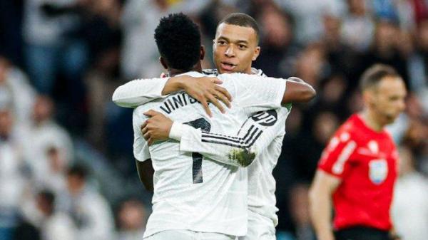 MERAYAKAN GOL - Vinicius Junior merayakan golnya dengan memeluk Kylian Mbappe pada laga Real Madrid vs Valencia pada lanjutan Liga Spanyol 2024/2025 di Santiago Bernabeu pada Sabtu (5/3/2025) malam WIB. (Website Real Madrid)