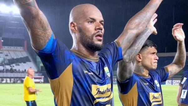 Potret dua pemain Persib Bandung, David da Silva (kiri) dan Ciro Alves (kanan) yang mendatangi Bobotoh seusai kalah dari Zhejiang FC di AFC Champions League Two 2024, Kamis (5/12).
