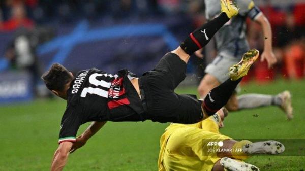 Gelandang AC Milan Brahim Diaz melompat ketika kiper Salzburg dari Swiss Philipp Koehn (Bawah) melakukan penyelamatan selama pertandingan Grup E Liga Champions FC Salzburg v AC Milan pada 6 September 2022.
