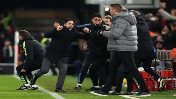 Selebrasi emosional Mikel Arteta seusai Arsenal kalahkan Luton Town dengan skor 3-4, Rabu (6/12/2023).