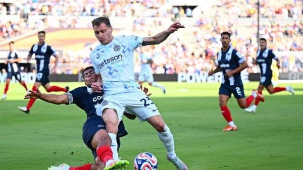 MONTERREY VS INTER - Aksi gelandang Inter Milan, Nicolo Barella saat melawan Monterrey pada matchday perdana Grup E Piala Dunia Antarklub 2025 di Rose Bowl Stadium, pada Rabu (18/6/2025) pagi WIB.