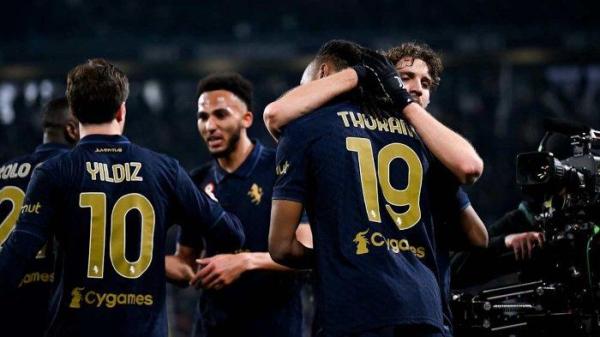 SELEBRASI THURAM - Pemain Juventus #19 Khephren Thuram, berselebrasi dengan rekan setimnya setelah mencetak gol dalam laga Juventus vs Hellas Verona di Allianz Stadium pada 3 Maret 2025. (Foto: Laman Resmi Juventus).