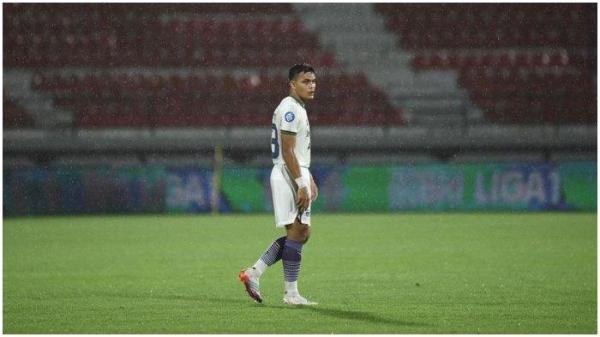 Pemain Timnas Indonesia Rachmat Irianto saat membela Persib Bandung dalam pertandingan Liga 1 musim 2023/2024.