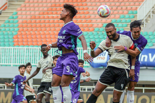 Pemain Persita Ryuji Utomo berebut bola dengan pemain PSM Makassar Yuran Fernandes pada pertandinggan Liga 1 di Stadion Pakansari, Kabupaten Bogor, Jawa Barat, Minggu (29/12/2024). Foto: Yulius Satria Wijaya/ANTARA FOTO
