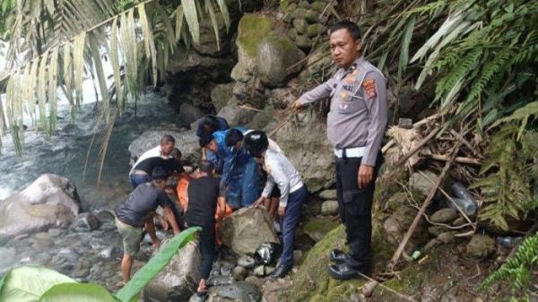 KECELAKAAN: Kecelakaan terjadi di kawasan Sitinjau Lauk Padang, Jumat (4/4/2025). (DOK. POLSEK LUBUK KILANGAN)