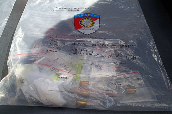 Barang bukti yang diamankan dalam kasus penembakan WN Australia di Bali, Rabu (18/6/2025). Foto: Denita BR Matondang/kumparan