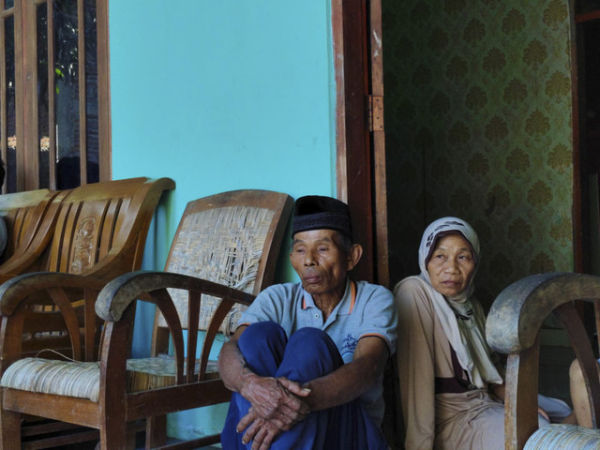 Mbah Tupon dan istrinya, Amdiyahwati (62 tahun), Selasa (29/4/2025).<div class=