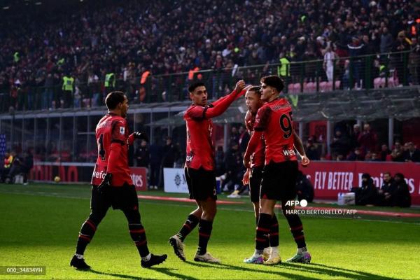 Penyerang AC Milan Noah Okafor (2ndR) merayakan bersama rekan satu timnya setelah mencetak gol pada pertandingan sepak bola Serie A Italia AC Milan vs Monza pada 17 Desember 2023 di “Stadion San Siro” di Milan.