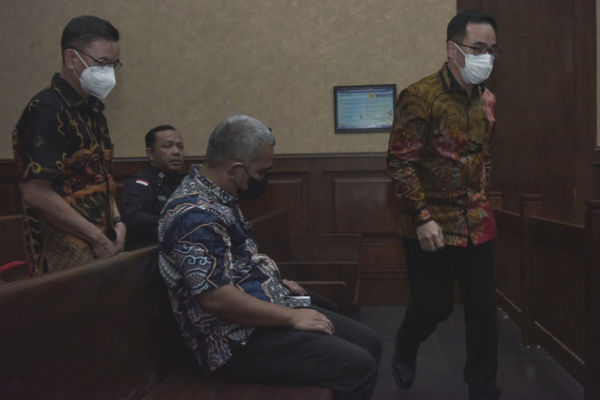 Terdakwa kasus dugaan korupsi penyimpangan anggaran kegiatan Dinas Kebudayaan Provinsi DKI Jakarta 2022-2024 Gatot Arif Rahmadi, Iwan Henry Wardhana dan Mohamad Fairza bersiap mengikuti sidang dakwaan di Pengadilan Tipikor, Jakarta, Selasa (17/6).<div  class=