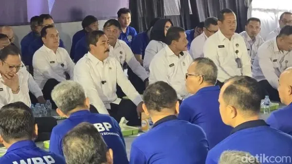Menteri Imigrasi dan Permasyarakatan (Imipas) Agus Andrianto bertukar makanan dengan napi lapas. <div class=