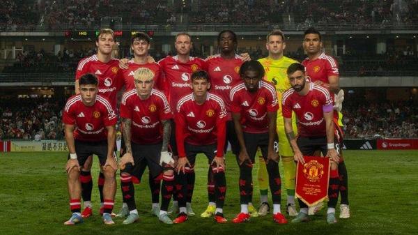 FOTO BERSAMA - Starting XI Manchester United saat melakoni laga pramusim melawan timnas Hong kong di Hong kong Stadium, Jumat (30/5/2025) malam. Manchester United berhasil mengalahkan Hong Kong dengan skor 2-1. (foto diambil dari Instagram Manchester United pada Jumat, 30 Mei 2025).