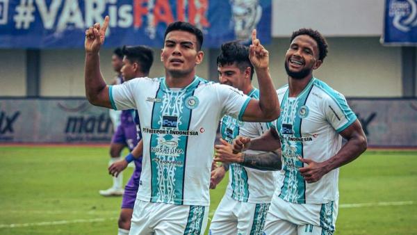 PERSITA TANGERANG VS PSBS BIAK - Penyerang PSBS Biak, Alexsandro berselebrasi setelah berhasil menjebol gawang Persita Tangerang.