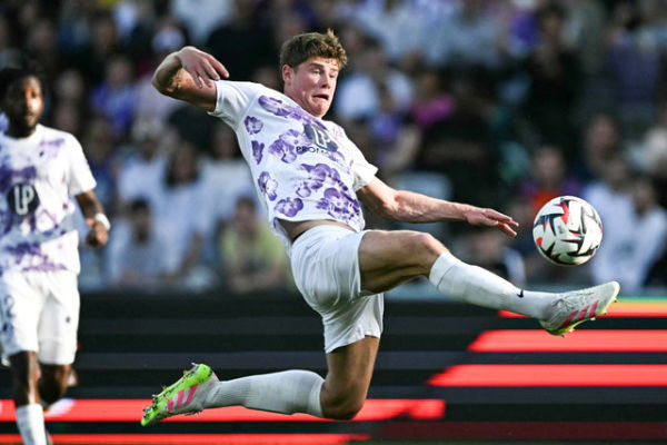 Bek Toulouse asal Inggris Charlie Cresswell. <div class=