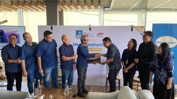 FOTO BERSAMA - Astra Credit Companies (ACC), bersinergi dengan Otoritas Jasa Keuangan (OJK) dan media Bali dalam mendukung Gerakan Nasional Cerdas Keuangan (GENCARKAN).