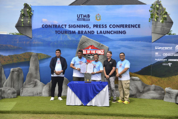 Gubernur Sumut, Bobby Nasution tandatangani kerjasama strategis, UTMB Pilih Danau Toba jadi tuan rumah Trail Run Dunia. Foto: Pemprov Sumut