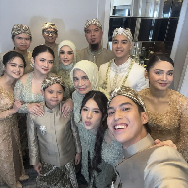 El Rumi dan keluarga di pernikahan Al Ghazali. Foto: Instagram/ @elelrumi