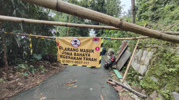 Jalan masuk ke Kampung Cigintung, Purwarkarta, pada Kamis (19/6/2025). Foto: Dok. kumparan