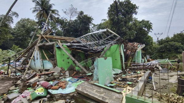 Imbas tanah bergerak di Kampung Cigintung, Purwarkarta, pada Kamis (19/6/2025). Foto: Dok. kumparan