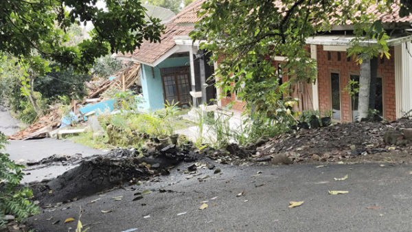Imbas tanah bergerak di Kampung Cigintung, Purwarkarta, pada Kamis (19/6/2025). Foto: Dok. kumparan