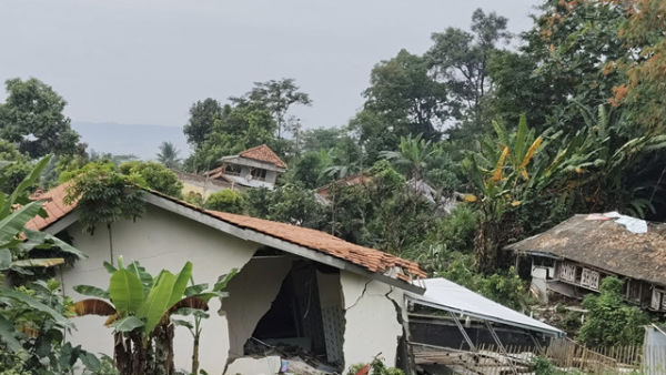 Imbas tanah bergerak di Kampung Cigintung, Purwarkarta, pada Kamis (19/6/2025). Foto: Dok. kumparan