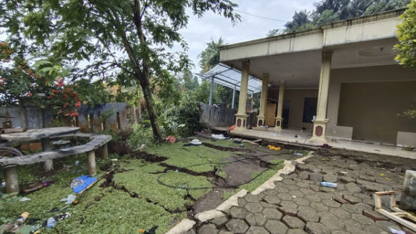 Imbas tanah bergerak di Kampung Cigintung, Purwarkarta, pada Kamis (19/6/2025). Foto: Dok. kumparan