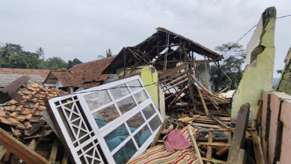 Imbas tanah bergerak di Kampung Cigintung, Purwarkarta, pada Kamis (19/6/2025). Foto: Dok. kumparan