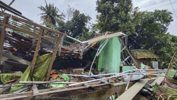 Imbas tanah bergerak di Kampung Cigintung, Purwarkarta, pada Kamis (19/6/2025). Foto: Dok. kumparan