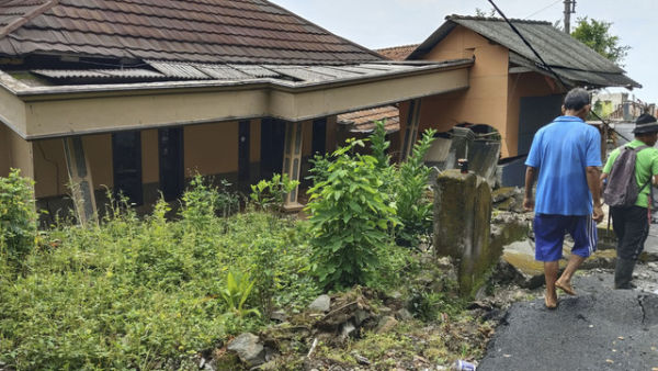 Imbas tanah bergerak di Kampung Cigintung, Purwarkarta, pada Kamis (19/6/2025). Foto: Dok. kumparan