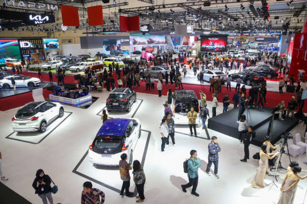 Pengunjung melihat kendaraan di pameran otomotif Gaikindo Indonesia International Auto Show (GIIAS) 2024 di ICE-BSD City, Tangerang, Rabu (17/7). Foto: Aditia Noviansyah/kumparan