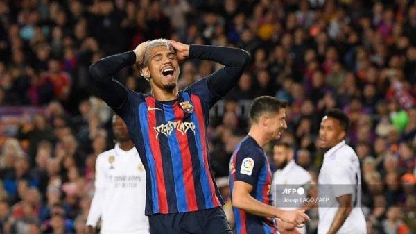Bek Uruguay Barcelona Ronald Araujo bereaksi setelah melewatkan kesempatan selama pertandingan sepak bola liga Spanyol antara FC Barcelona dan Real Madrid CF di stadion Camp Nou di Barcelona pada 19 Maret 2023.