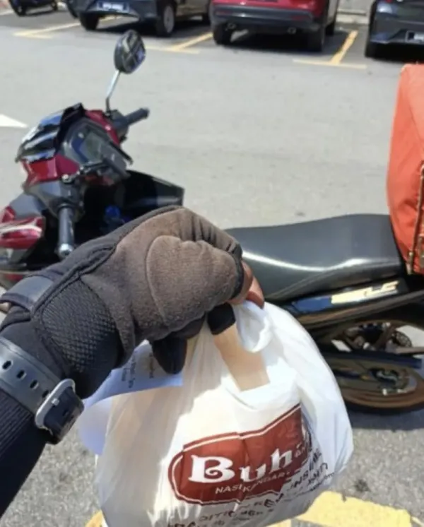Salut! Ojol Gratiskan Pesanan Makan Pelanggan yang Tak Punya Uang