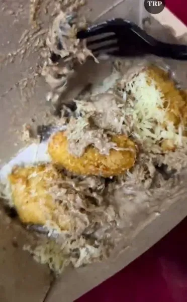 Jijik! Beli Pisang Goreng Keju Tiramisu Dapat 'Topping' Cicak Utuh