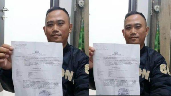 TUNTUT KEADILAN - Satpam Perum Genting Puri Baros Kota Sukabumi, Apri Nasrulloh menunjukkan bukti penetapan tersangka oleh penyidik Polsek Baros, Selasa 17 Juni 2025. Satpam itu merasa tak adil karena jadi tersangka usai amankan ODGJ yang ngamuk di rumah warga perumahan, tempat ia berjaga.