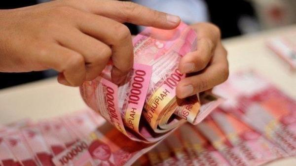 Kepala SDN 1 Mekarsari, Ade Haeruman, membenarkan adanya uang tabungan murid yang mandek di sekolah karena dipakai seorang guru yang kini sudah pensiun. Nilainya Rp343.900.000.
