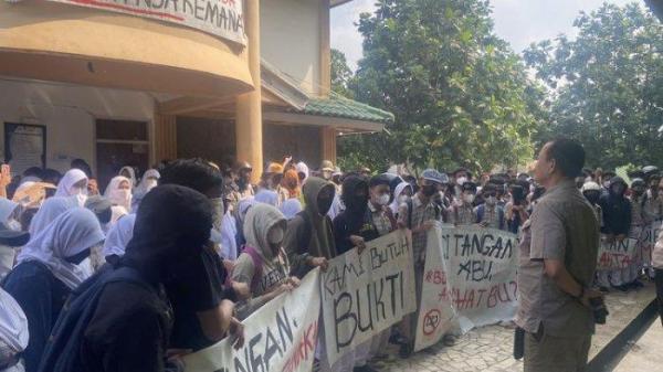 DIDUGA ADA PUNGLI - Ratusan pelajar SMAN 9 Tambun Selatan, Kabupaten Bekasi, mendemo kepala sekolahnya, Kurniawati di halaman sekolah mereka pada Selasa (3/6/2025). Pihak sekolah memberikan klarifikasi dan menyebut sumbangan itu hanya untuk yang sanggup saja.