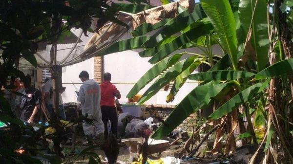 PEMBUNUHAN DI PADANG PARIAMAN - Suasana di lokasi dugaan penguburan korban lain dari pelaku mutilasi di Kabupaten Padang Pariaman, Kamis (19/6/2025). Pelaku berinisial SJ (25) menyekap korbannya hingga meninggal dunia, lalu memotong tubuhnya menjadi 10 bagian.