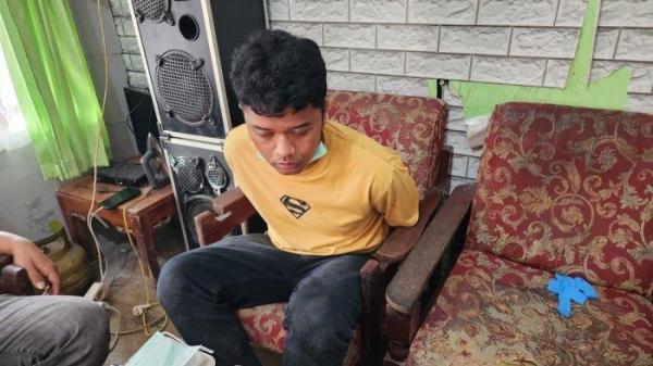 PEMBUNUHAN MUTILASI- Terduga pelaku pembunuhan mutilasi saat ditanya oleh Kapolres Padang Pariaman, AKBP Ahmad Faisol Amir, Kamis (19/6/2025). Sebelum melakukan pembunuhan mutilasi, pelaku sempat sekap korban hingga meninggal dunia di Kabupaten Padang Pariaman, Sumatera Barat.