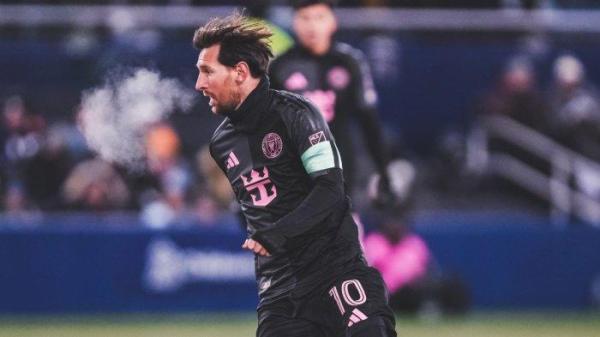 SUHU EKSTREM - Messi bermain dalam pertandingan terdingin dalam kariernya saat melawan Sporting KC di ajang Piala Champions Concacaf, Kamis (20/2/2025) pagi WIB. Tercatat suhu awal 6 derajat Fahrenheit (-14°C) yang kemudian turun menjadi 2 derajat Fahrenheit (-16°C). (Twitter Inter Miami)