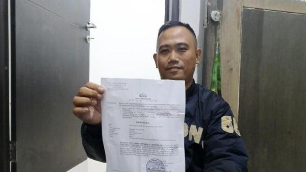 SATPAM JADI TERSANGKA - Satpam Perum Genteng Puti Baros Kota Sukabumi, Apri Nasrulloh menunjukkan bukti penetapan tersangka oleh penyidik Polsek Baros, Selasa (17/6/2025).