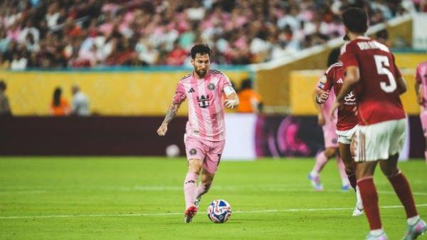 AKSI LIONEL MESSI - Upaya dribble Lionel Messi pada pertandingan Grup A Piala Dunia Antarklub 2025 antara Al Ahly vs Inter Miami di Hard Rock Stadium, Amerika Serikat, Minggu (15/6/2025) pagi WIB.
