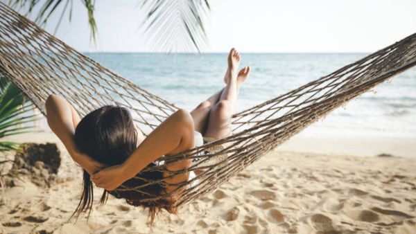 Ilustrasi berlibur di pantai Sambolo. Foto: Peera_stockfoto/Shutterstock