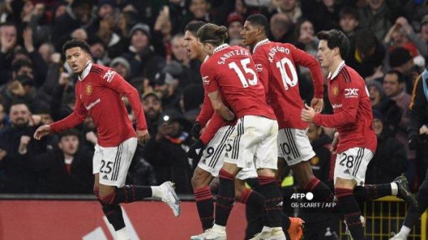 SELEBRASI SANCHO - Striker Manchester United Jadon Sancho (kiri) merayakan setelah mencetak gol kedua timnya selama pertandingan sepak bola Liga Premier Inggris antara Manchester United dan Leeds United di Old Trafford di Manchester, barat laut Inggris, pada 8 Februari 2023.