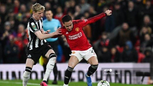 Gelandang Inggris Newcastle United #10 Anthony Gordon (Kiri) berebut bola dengan gelandang Manchester United asal Brasil #21 Antony selama pertandingan sepak bola putaran keempat Piala Liga Inggris antara Manchester United dan Newcastle United di Old Trafford, di Manchester, barat laut Inggris, pada 1 November 2023.