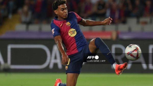 Pemain depan Barcelona asal Spanyol bernomor punggung 19 Lamine Yamal mengontrol bola selama pertandingan sepak bola Liga Spanyol antara FC Barcelona dan Getafe CF di Estadi Olimpic Lluis Companys di Barcelona pada tanggal 25 September 2024. (Foto oleh LLUIS GENE / AFP)